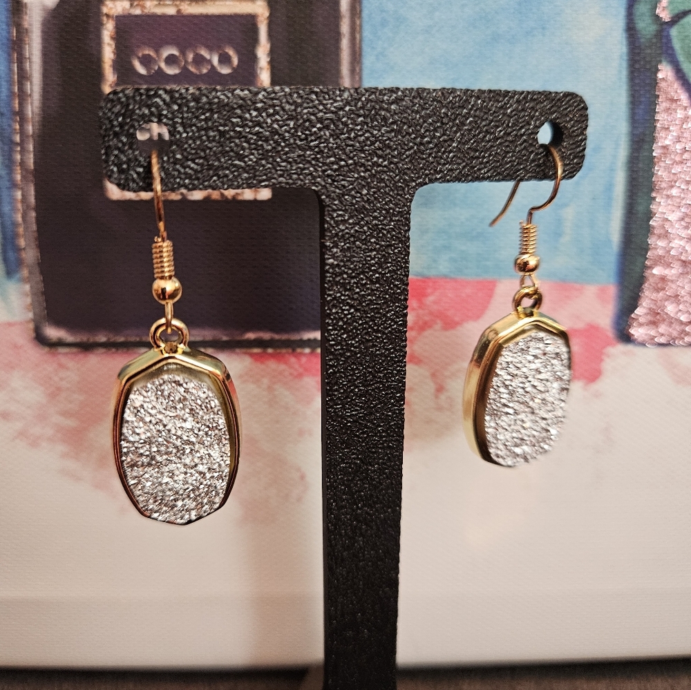Jasmine Lane Jewelry Dangle Earrings Gold Tone Faux Natural Stone J1-3371 - Picture 5 of 5